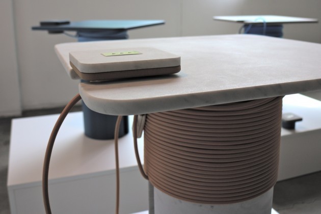 Rocchetto, side-table con presa elettrica mobile