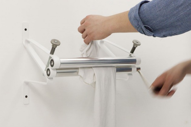 “Wash Press”, di Julia Söderberg. Si tratta di una semplice pressa a rulli per strizzare i tessuti lavati a mano