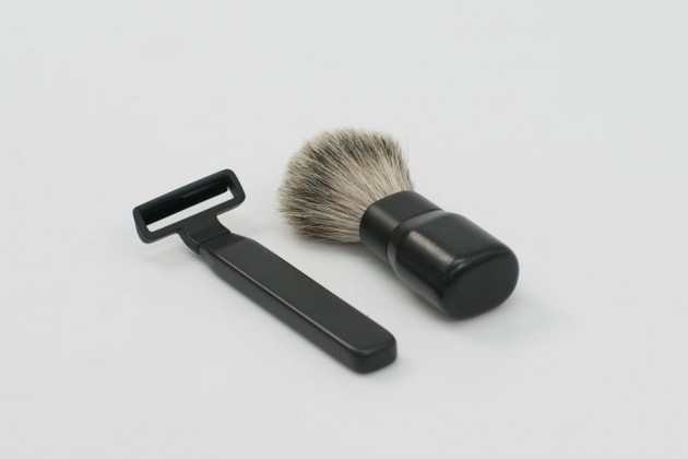 “Shaving Kit”, di Philip Andersson. Pennello e rasoio (con lama in ceramica) realizzati con materiali naturali