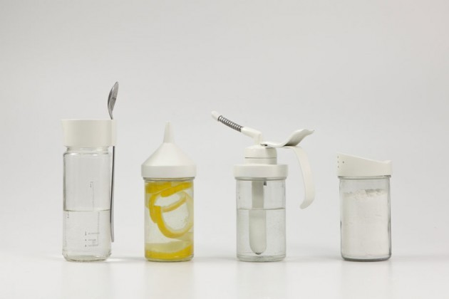 “Cleaning Kit”, di Rebecca Wennberg. Quattro tappi che si possono avvitare ai barattoli di vetro da utilizzare poi come contenitori per detersivi naturali, ottenuti con limone, aceto, bicarbonato e acqua