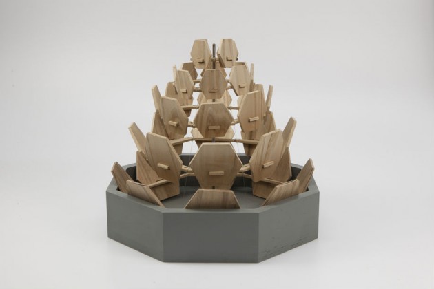 “Pine Cone Humidifier”, di Ray Zilei Jiao. Umidificatore naturale ispirato alla struttura di una pigna, che si espande quando rilascia vapore acqueo e si chiude quando assorbe l'acqua