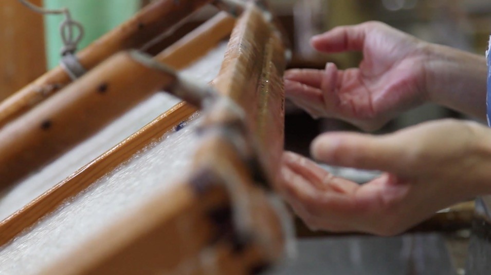 fotogramma tratto dal video “ Making of Japanese handmade paper of Kyoto Kurotani”