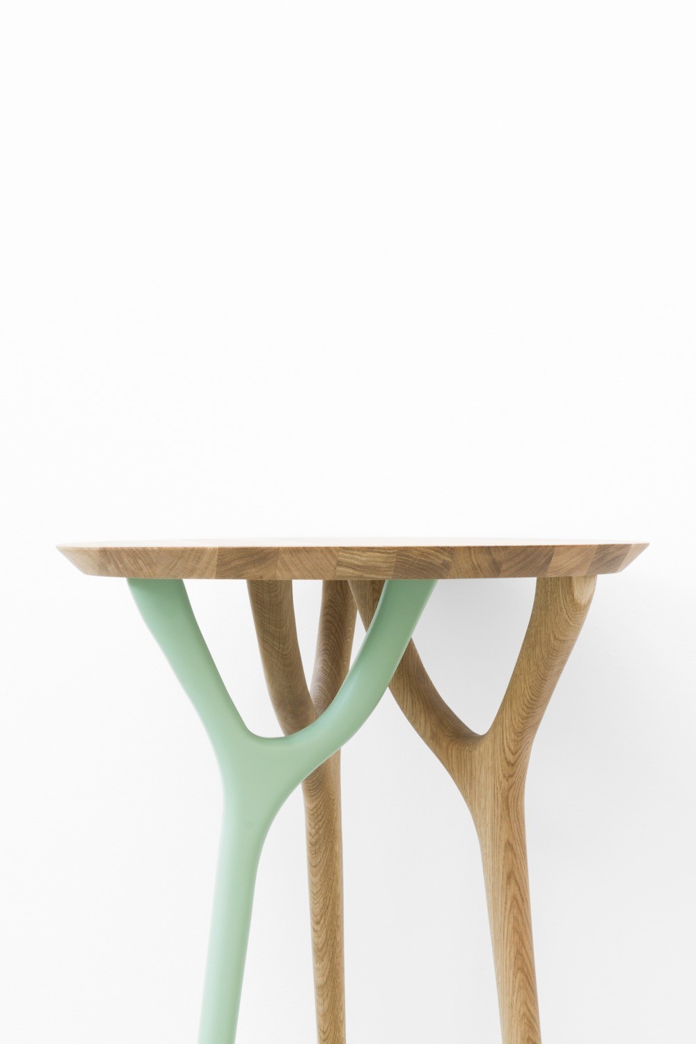 Il tavolino “Ghianda” (foto: Alessandro Esposito | courtesy: Cadriano)